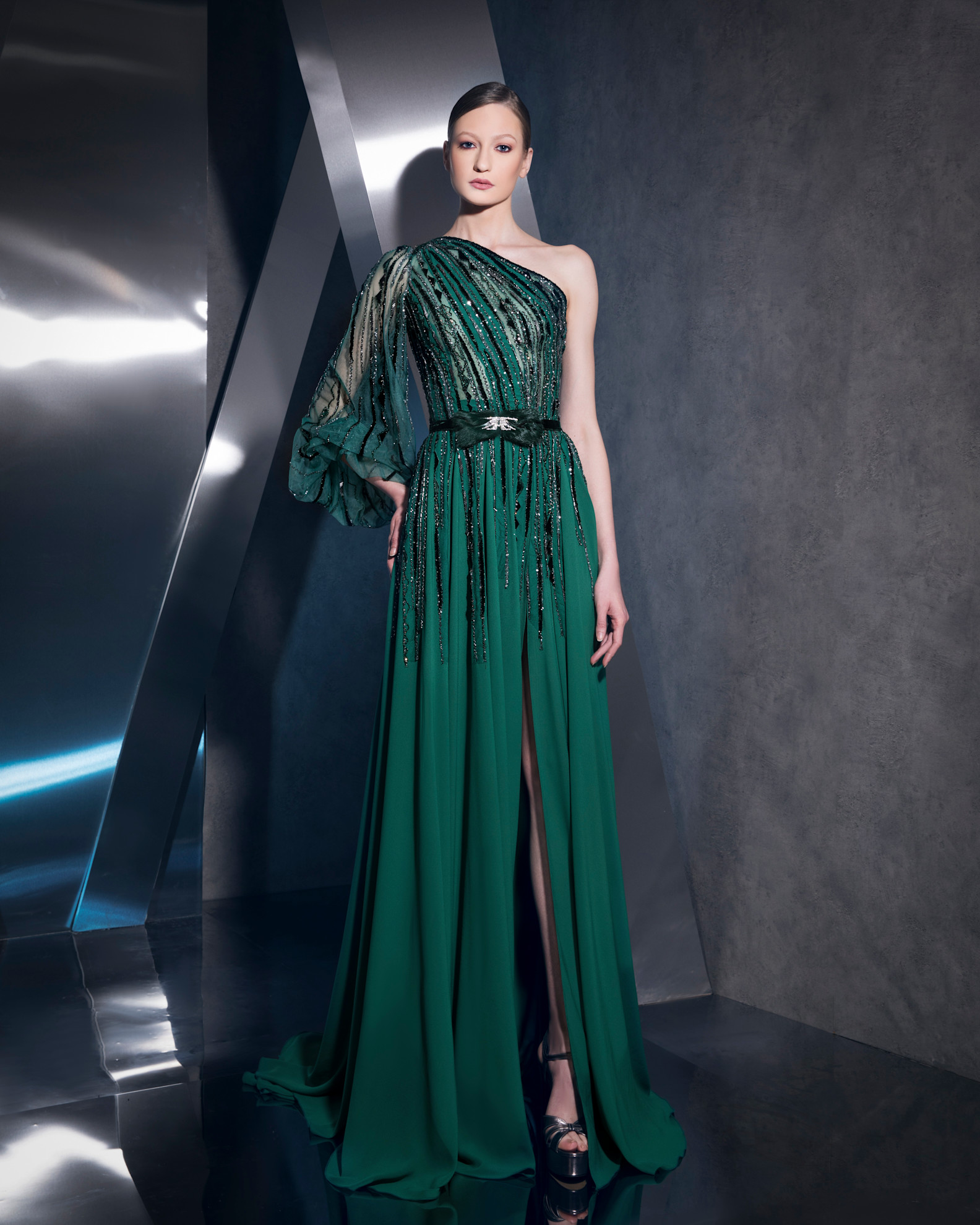 موضة الفساتين الخضراء مع التطريزات الهندسية