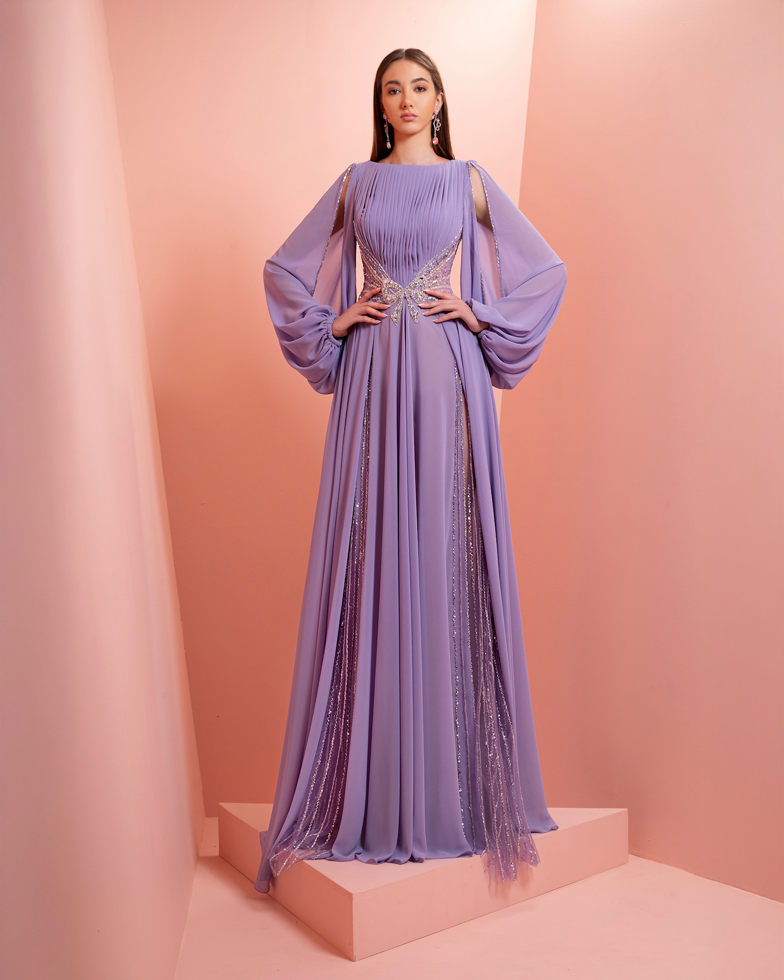 موضة الفساتين البنفسجية مع أقمشة البليسيه