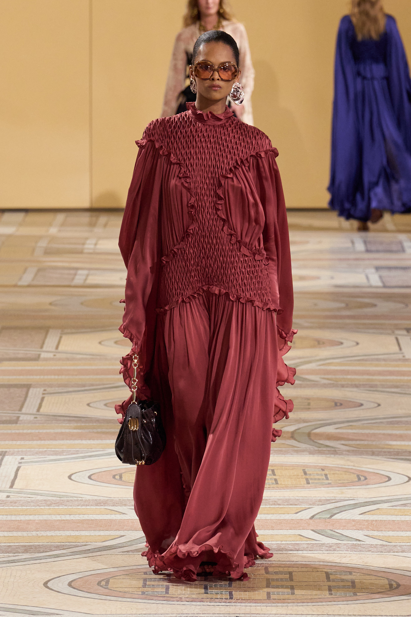 Zimmermann أكمام مميزة يتم التركيز عليها في تصاميم فساتين من