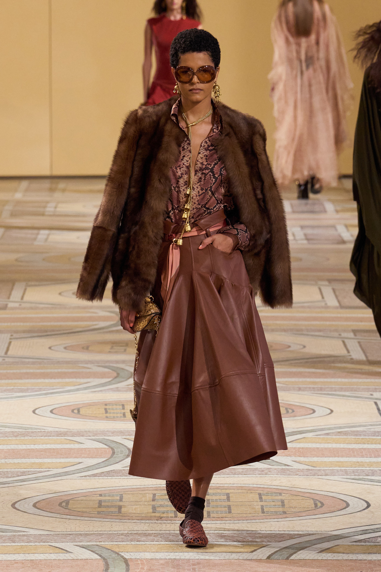 Zimmermann ارتدي في الشتاء التنورة الطويلة من الجلد مع الفرو