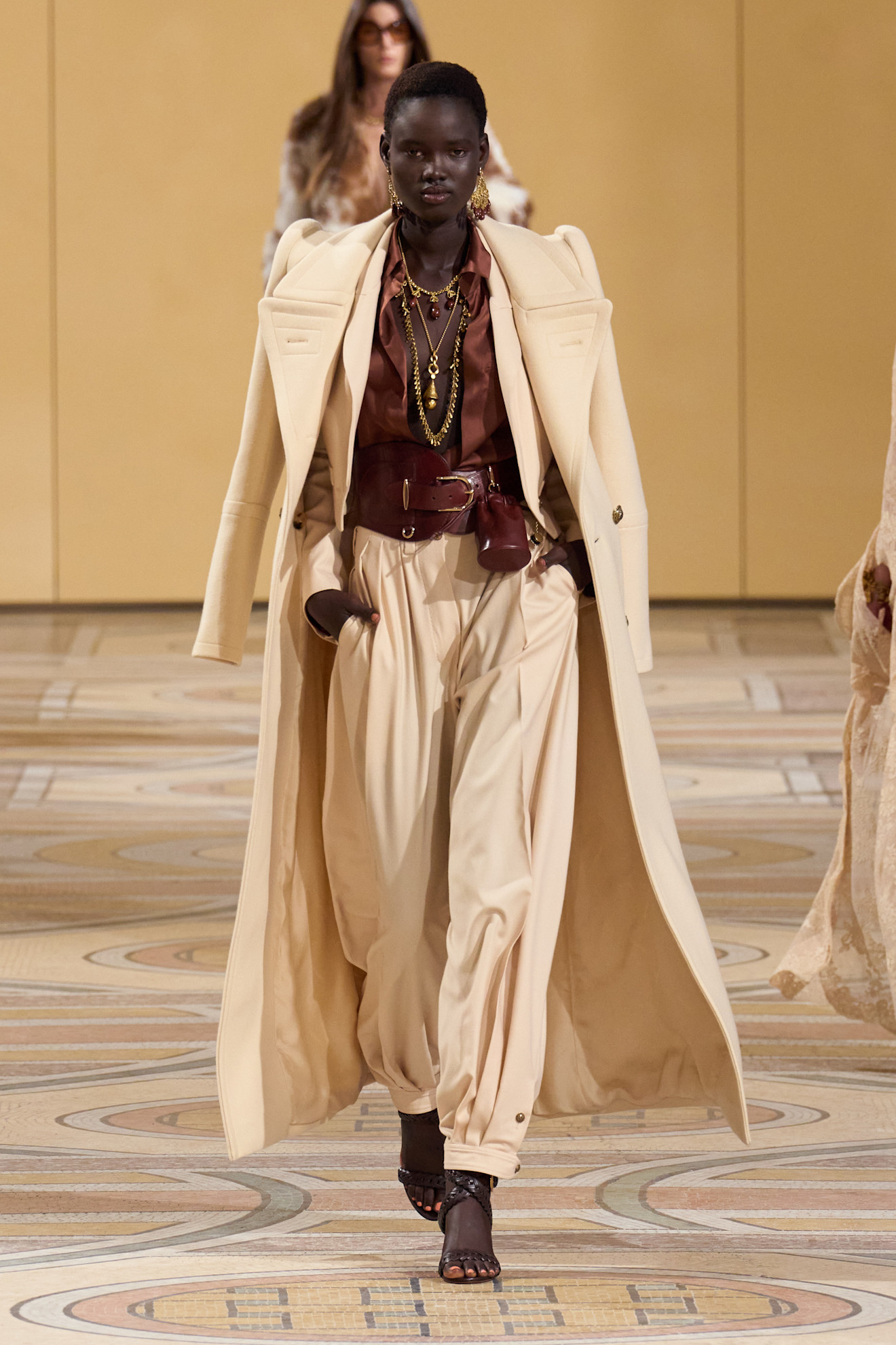 تنسيق شبابي بدرجات اللون البيج من زيمرمان