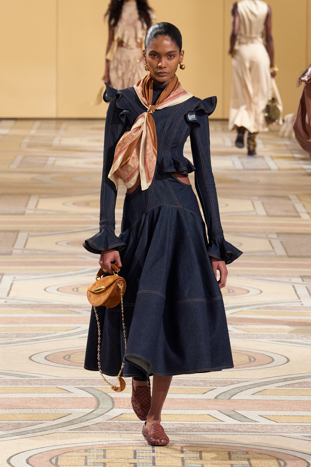 اربطي الوشاح بأسلوب Zimmermann لإطلالة أنثوية ناعمة