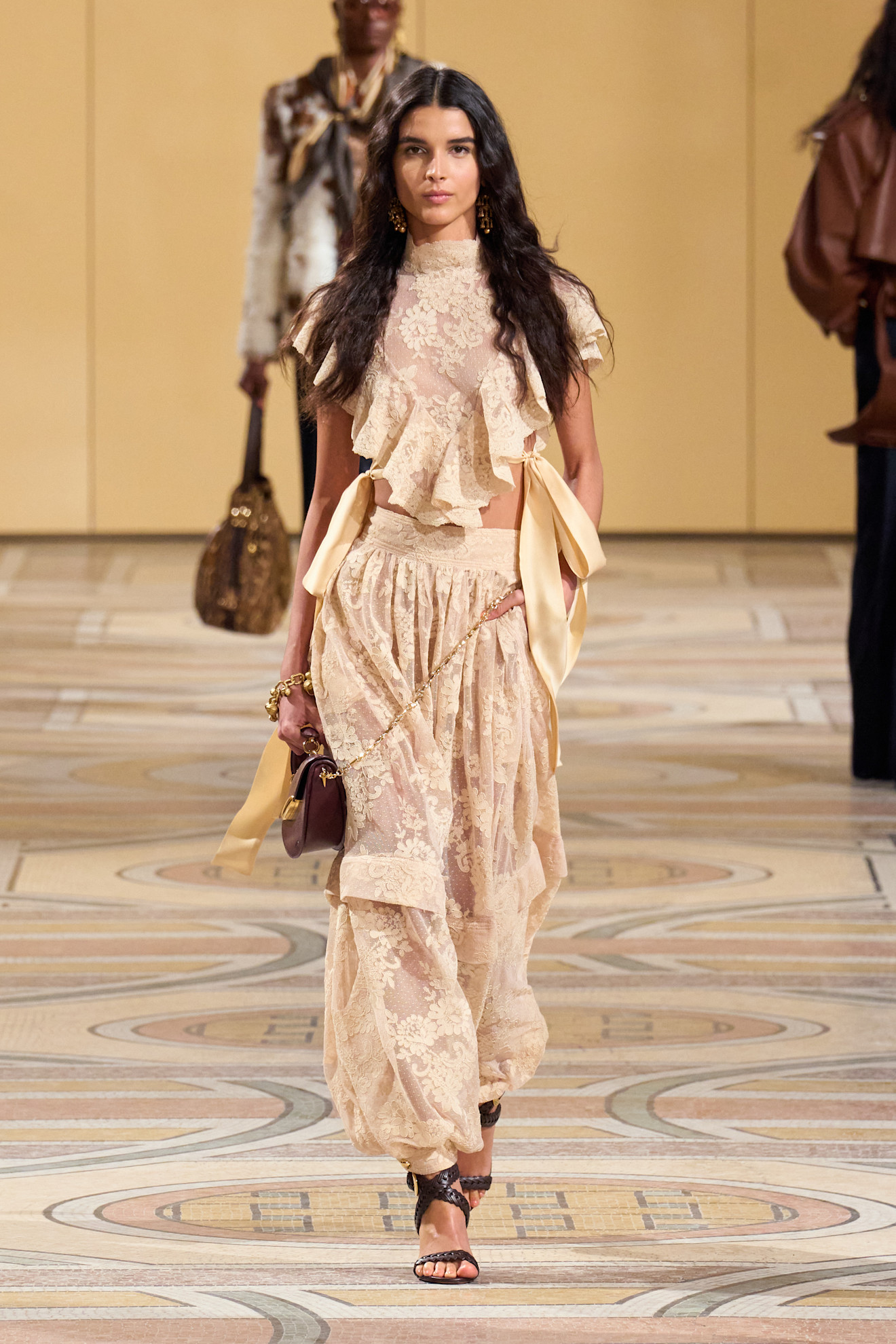 موضة البنطلون البيج بأقمشة الدانتيل