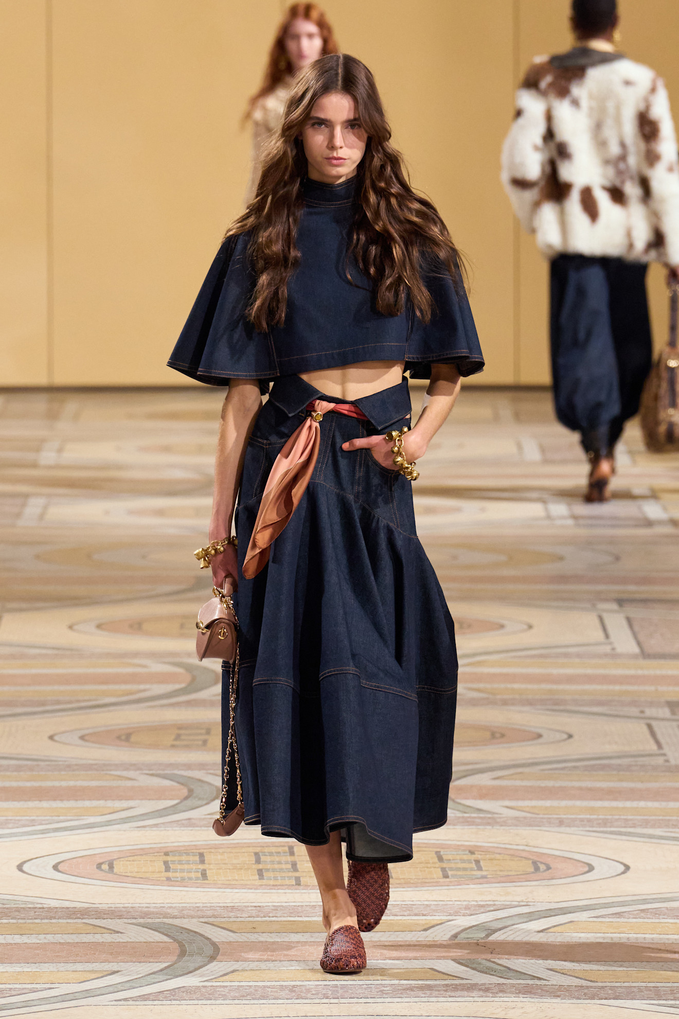 تنسيق التنورة الميدي