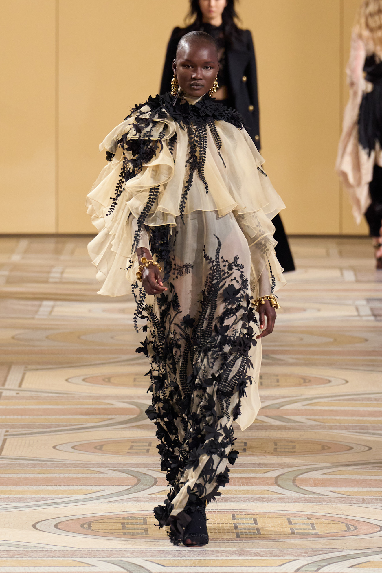 Zimmermannالكشكش يزين أكمام فستان من