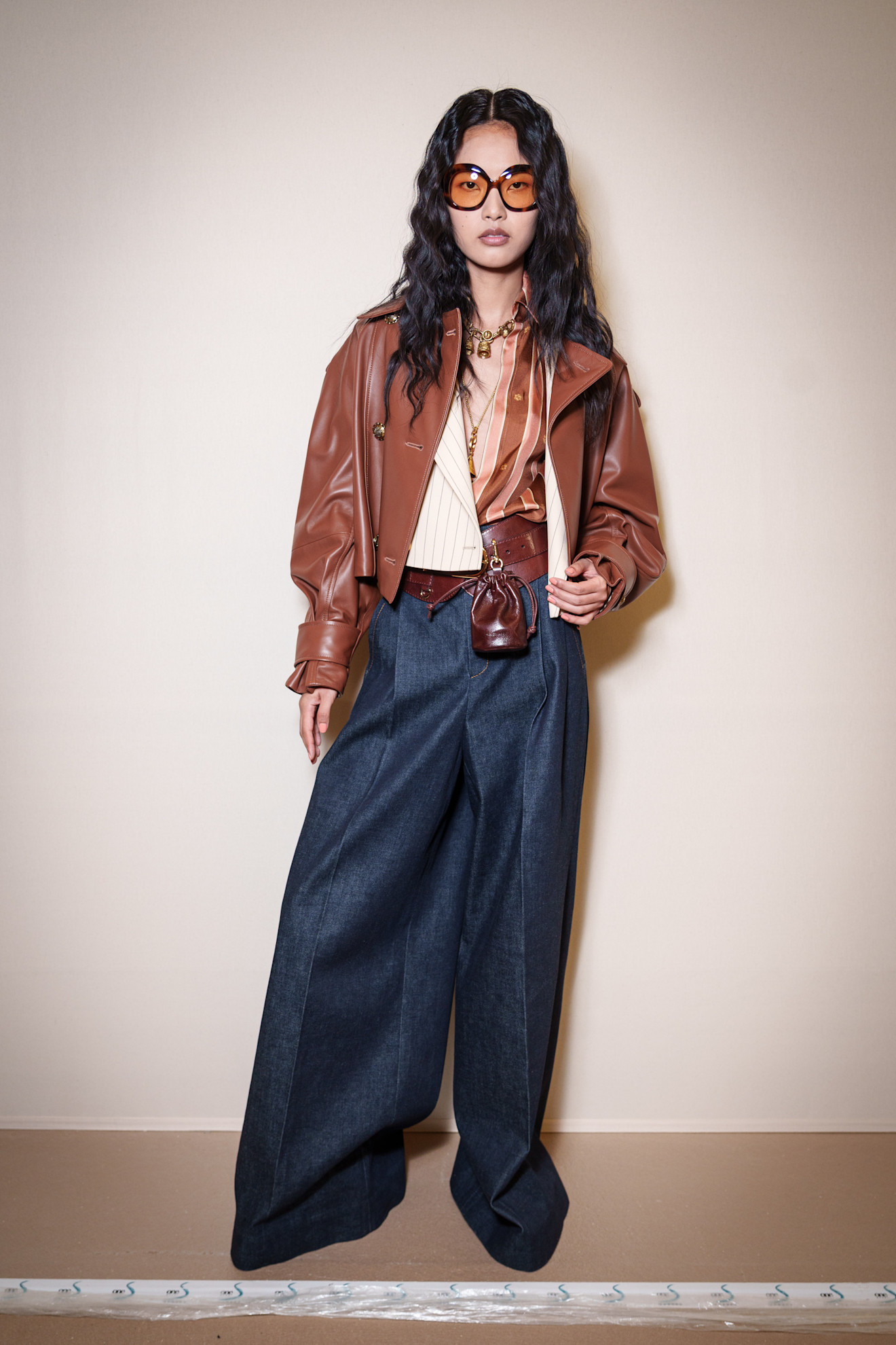 تنسيق مثالي ما بين الجينز الأرجل الواسعة وجاكيت الجلد منZimmermann