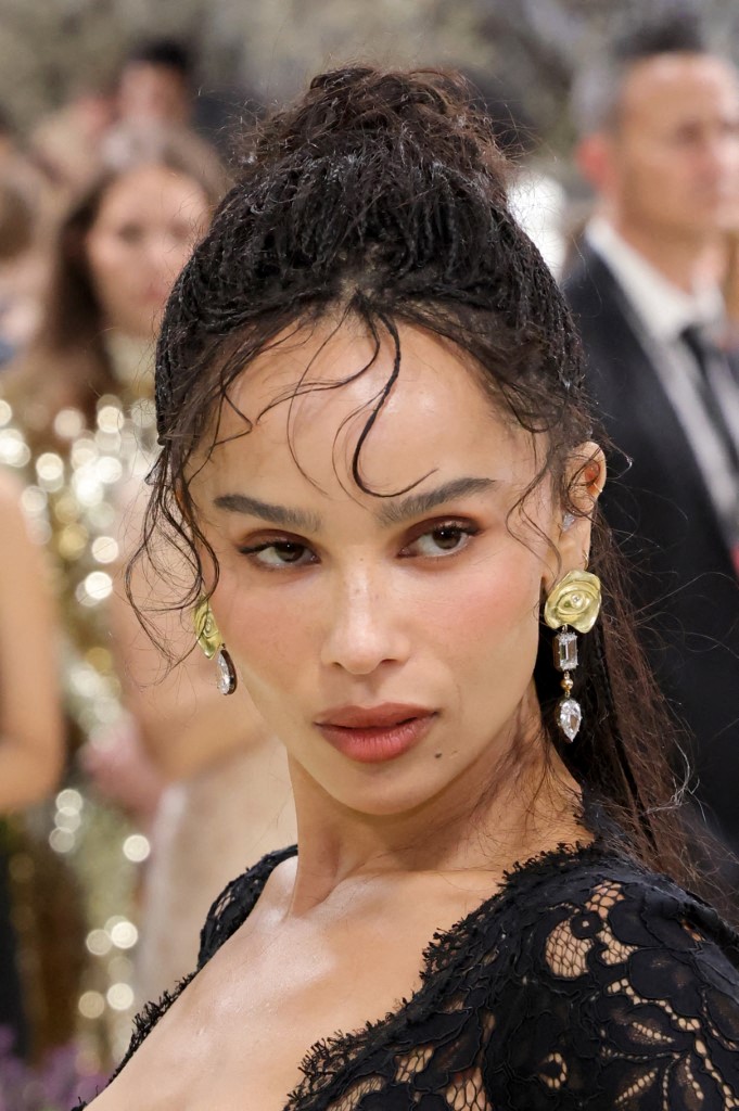 إطلالة Zoe Kravitz بمكياج برونزي قوي