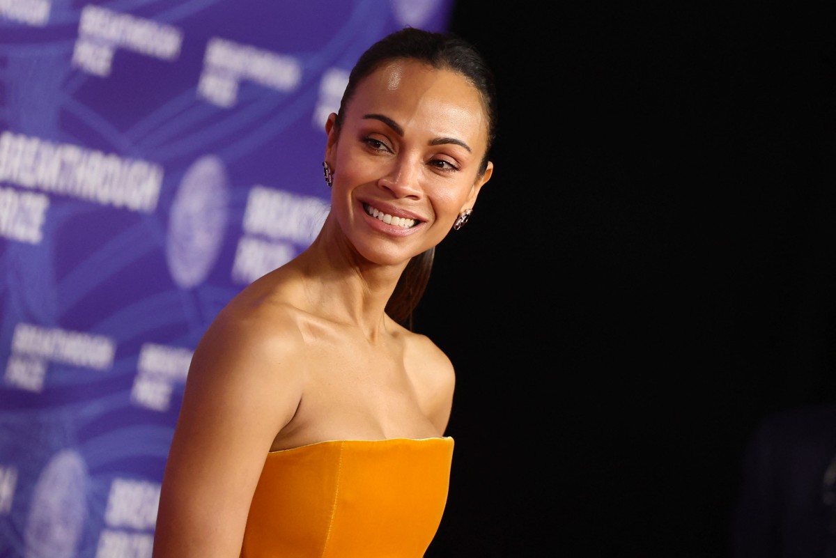 اطلالة Zoe Saldaña برسمات المكياج النيود