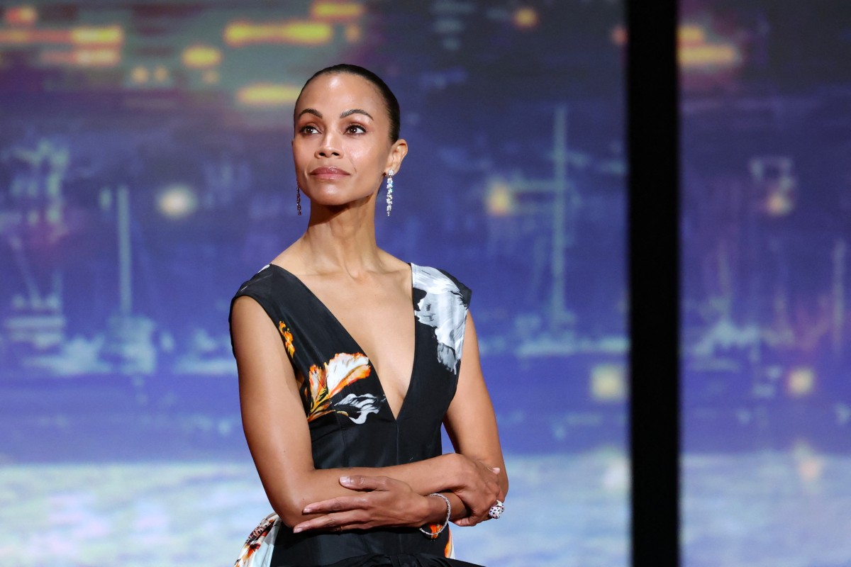 اطلالة Zoe Saldana بمكياج بني غلوسي