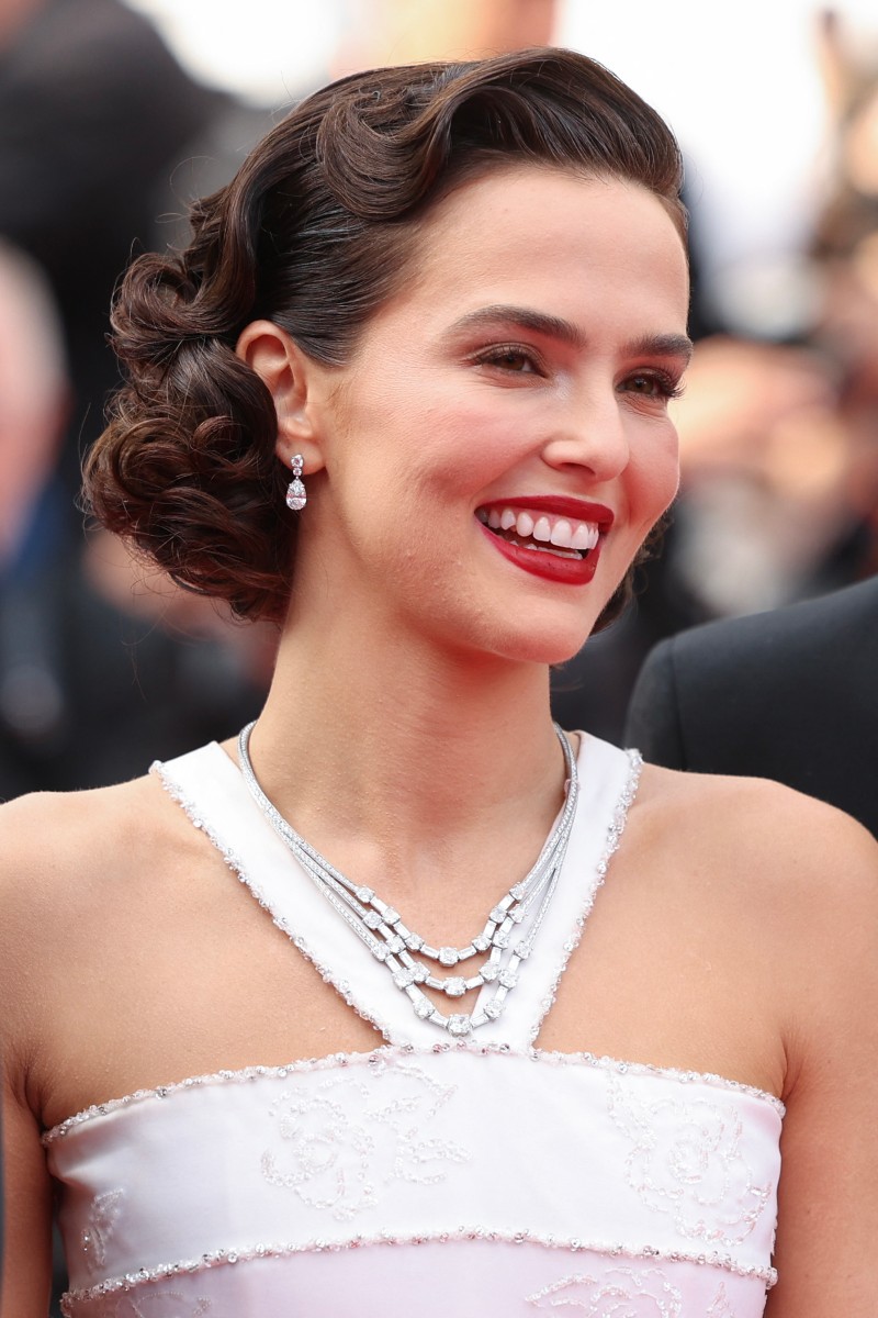 صيحة المكياج البرونزي بأسلوب Zoey Deutch