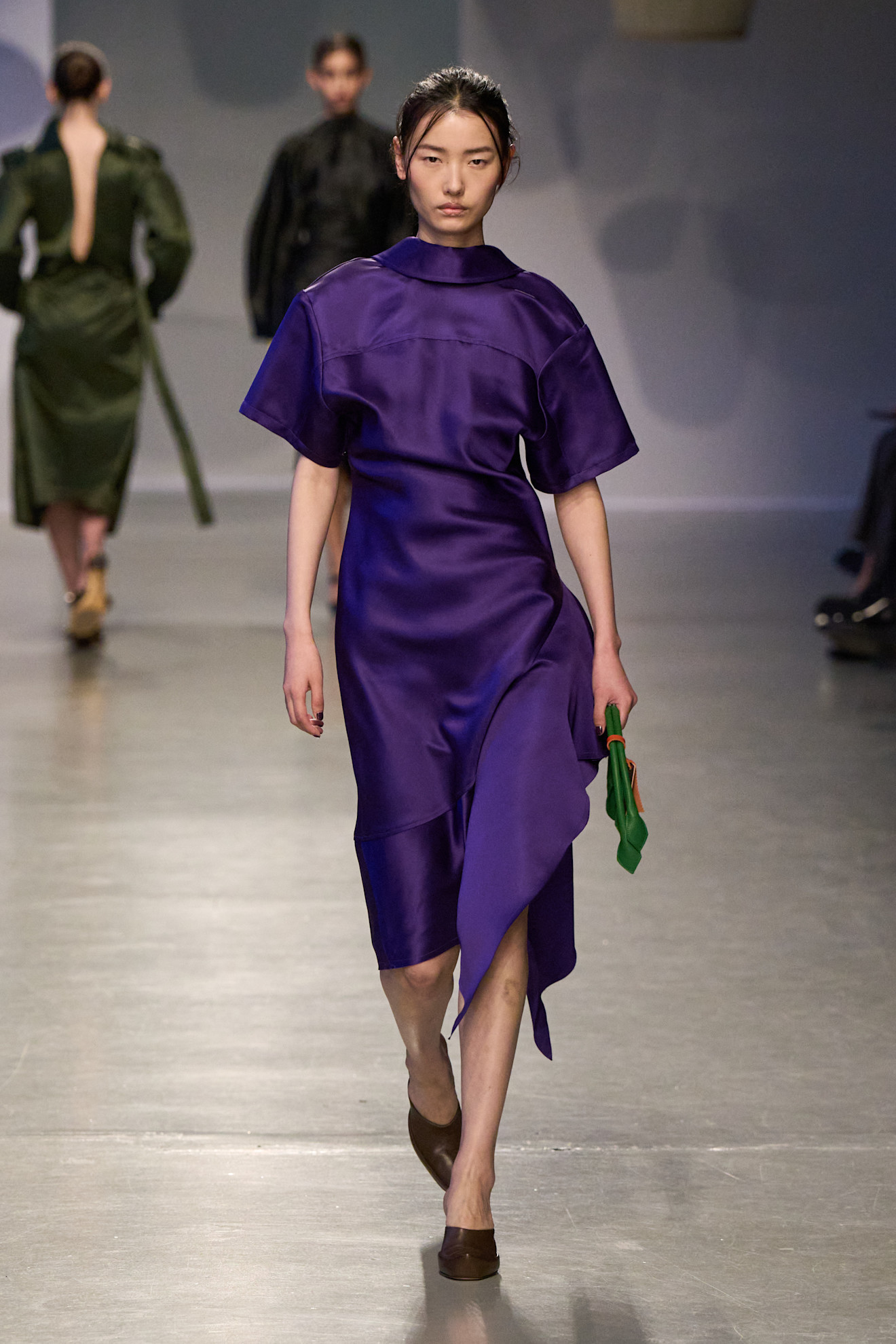 فساتين بنفسجية داكنة مع أكمام الكلوش