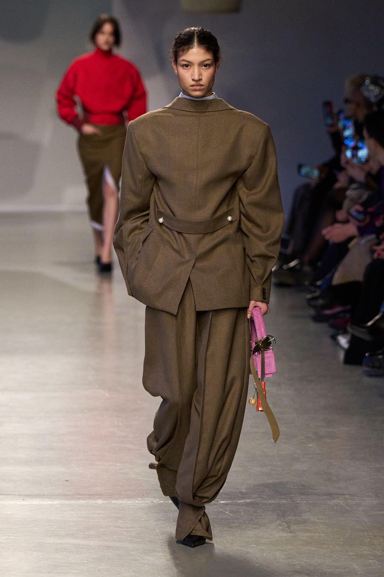 موضة البنطلون البني الشوكولا الفضفاض