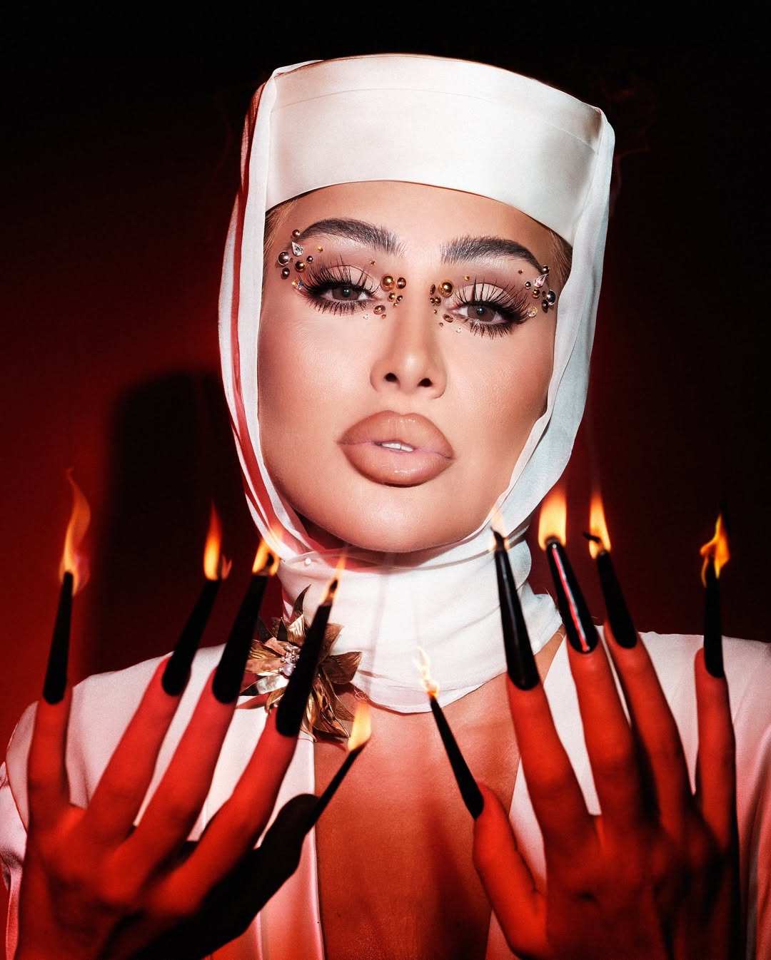 مايا دياب بمكياج قوي وغطاء على الرأس