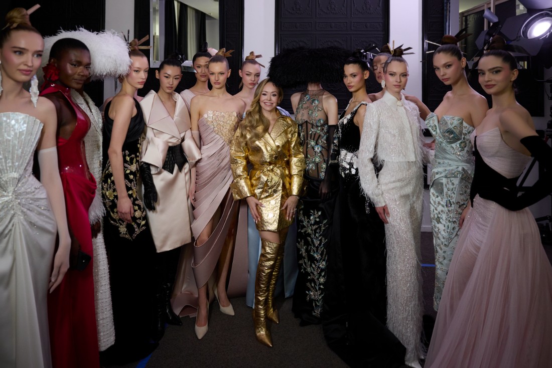 المصممة تمارا رالف إلى جانب العارضات في كواليس عرض مجموعة الكوتور لربيع وصيف 2026