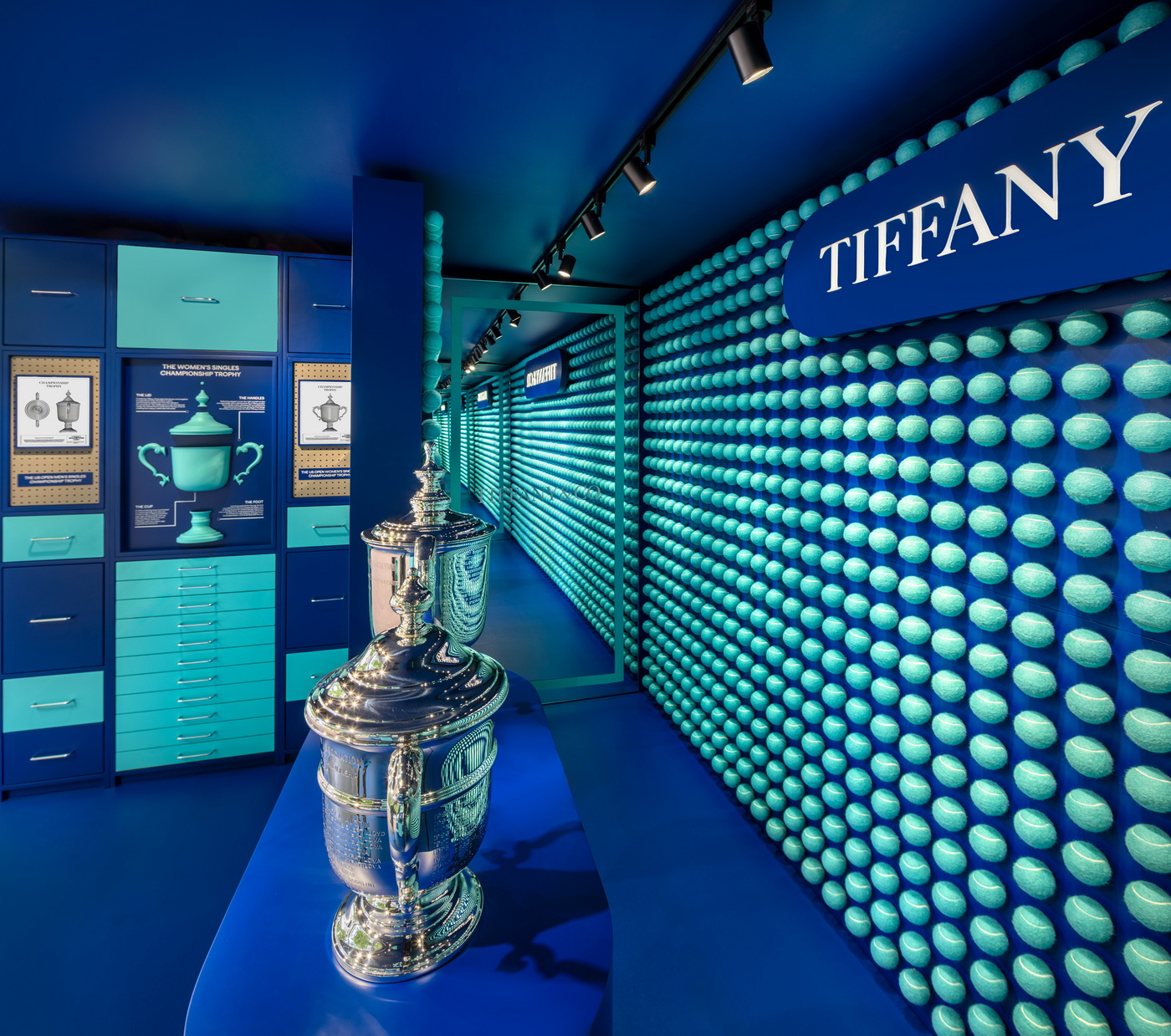 تتولى صناعة الكأس مجموعة من الحرفيين في ورشة Tiffany & Co. المتخصصة في الأعمال الفضية في كومبرلاند