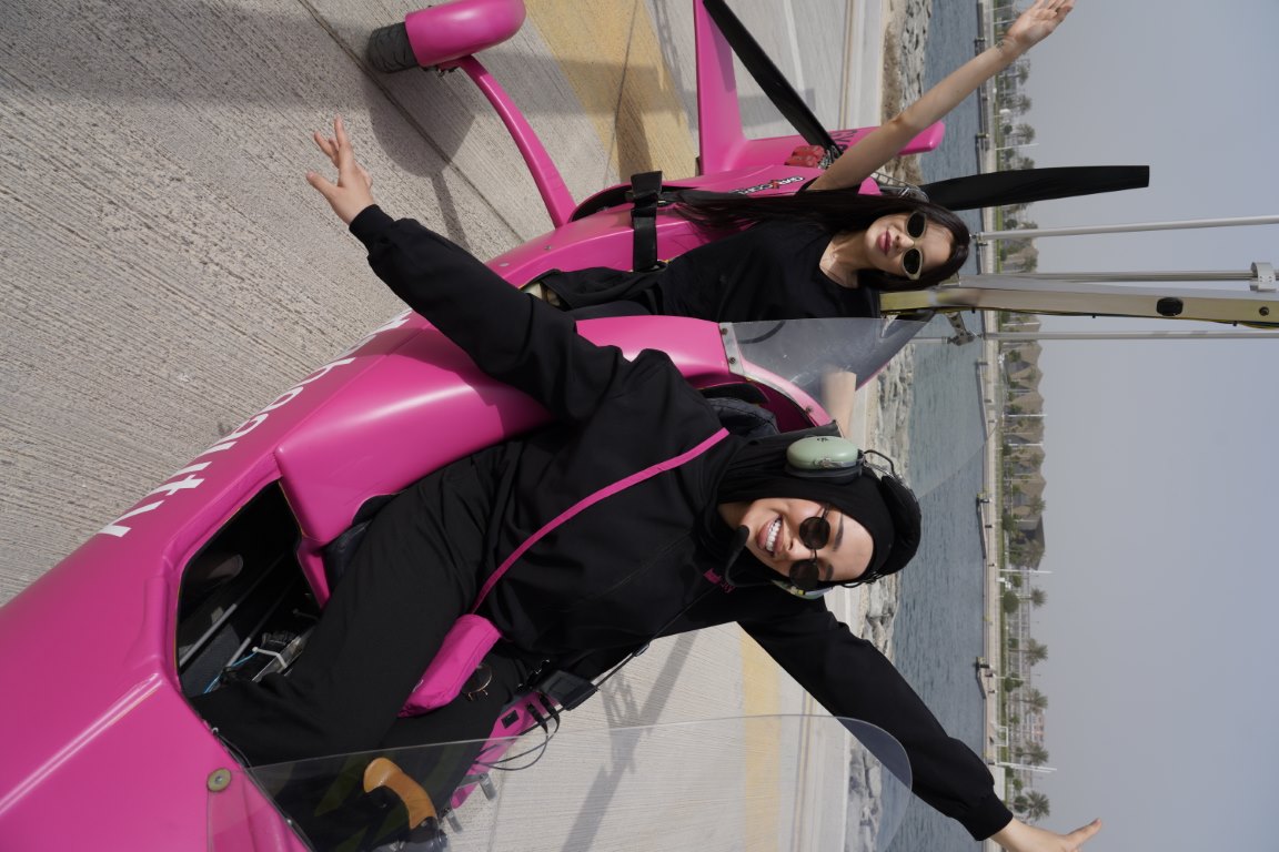 هدى بيوتي تختبر بخاخ التثبيت الجديد في السماء بالتعاون مع “سكاي دايف دبي”