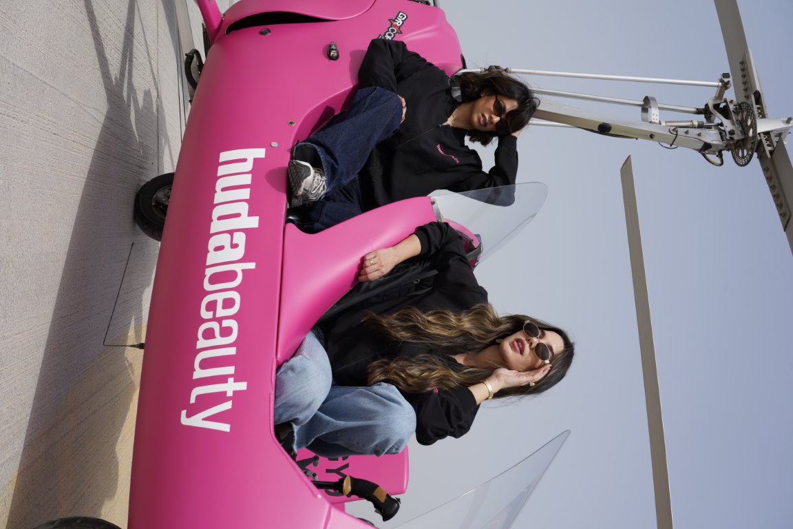 هدى بيوتي تختبر بخاخ التثبيت الجديد في السماء بالتعاون مع “سكاي دايف دبي”