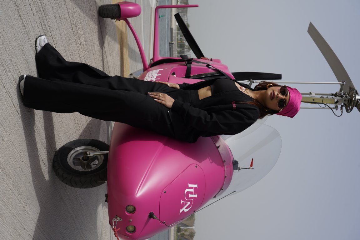 هدى بيوتي تختبر بخاخ التثبيت الجديد في السماء بالتعاون مع “سكاي دايف دبي”