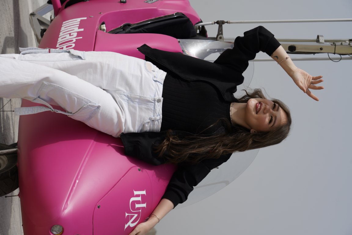 هدى بيوتي تختبر بخاخ التثبيت الجديد في السماء بالتعاون مع “سكاي دايف دبي”