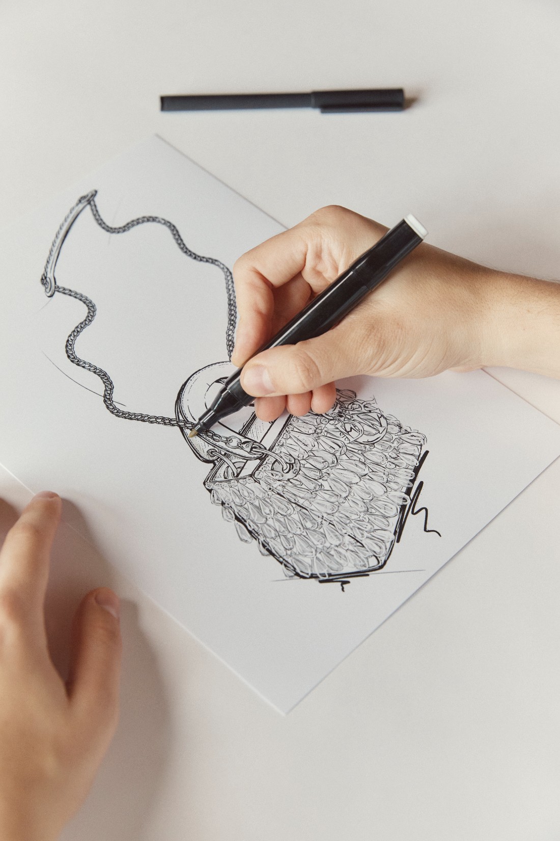 يُبصر التصميم النور من خلال مهارة حِرفيّة متقنة