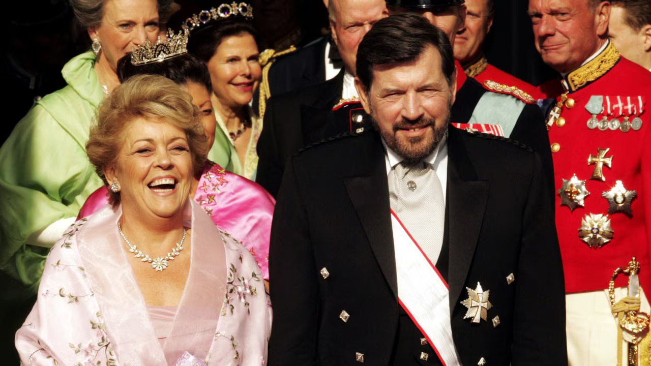 ملكة الدانمارك تنعي والدها البروفيسور جون دونالدسون