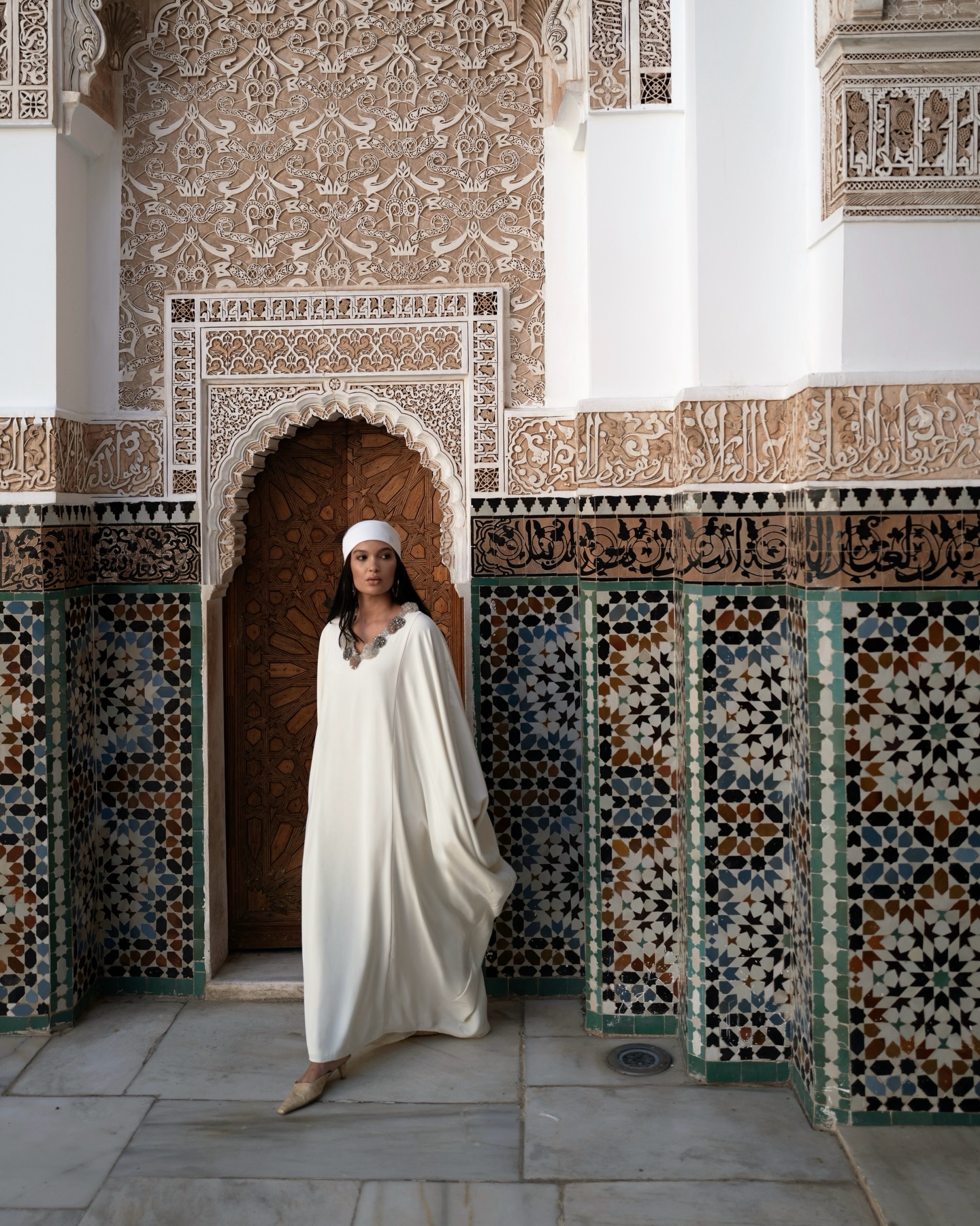 abadia عباءة بيضاء لإطلالة يومية عملية