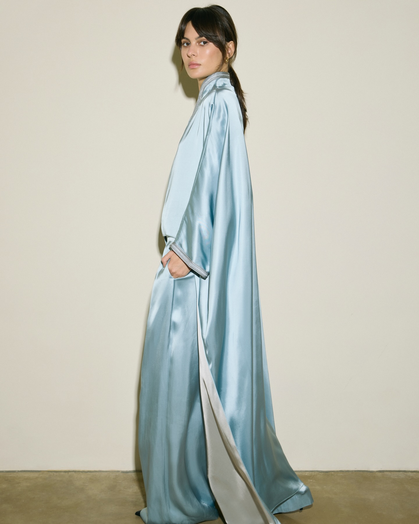 abadiaعباية حرير أزرق من