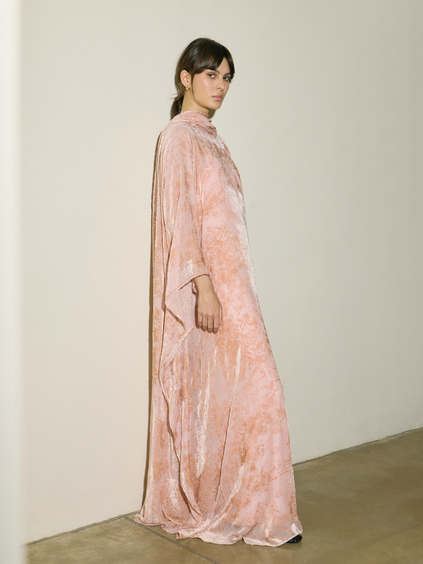 abadiaofficial قفطان على شكل فستان من