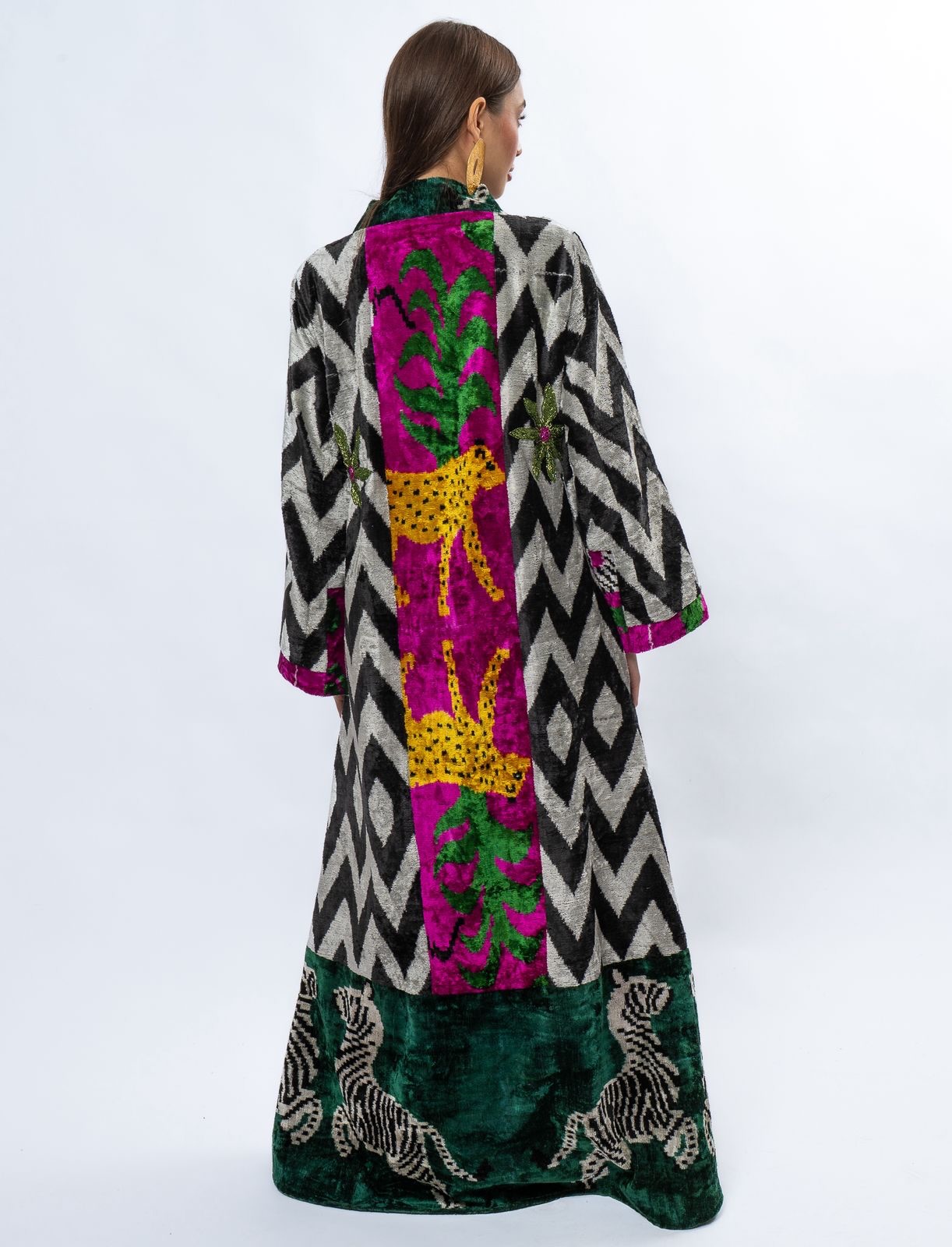 abaya_dkعباءة مزينة بألوان ونقشات من