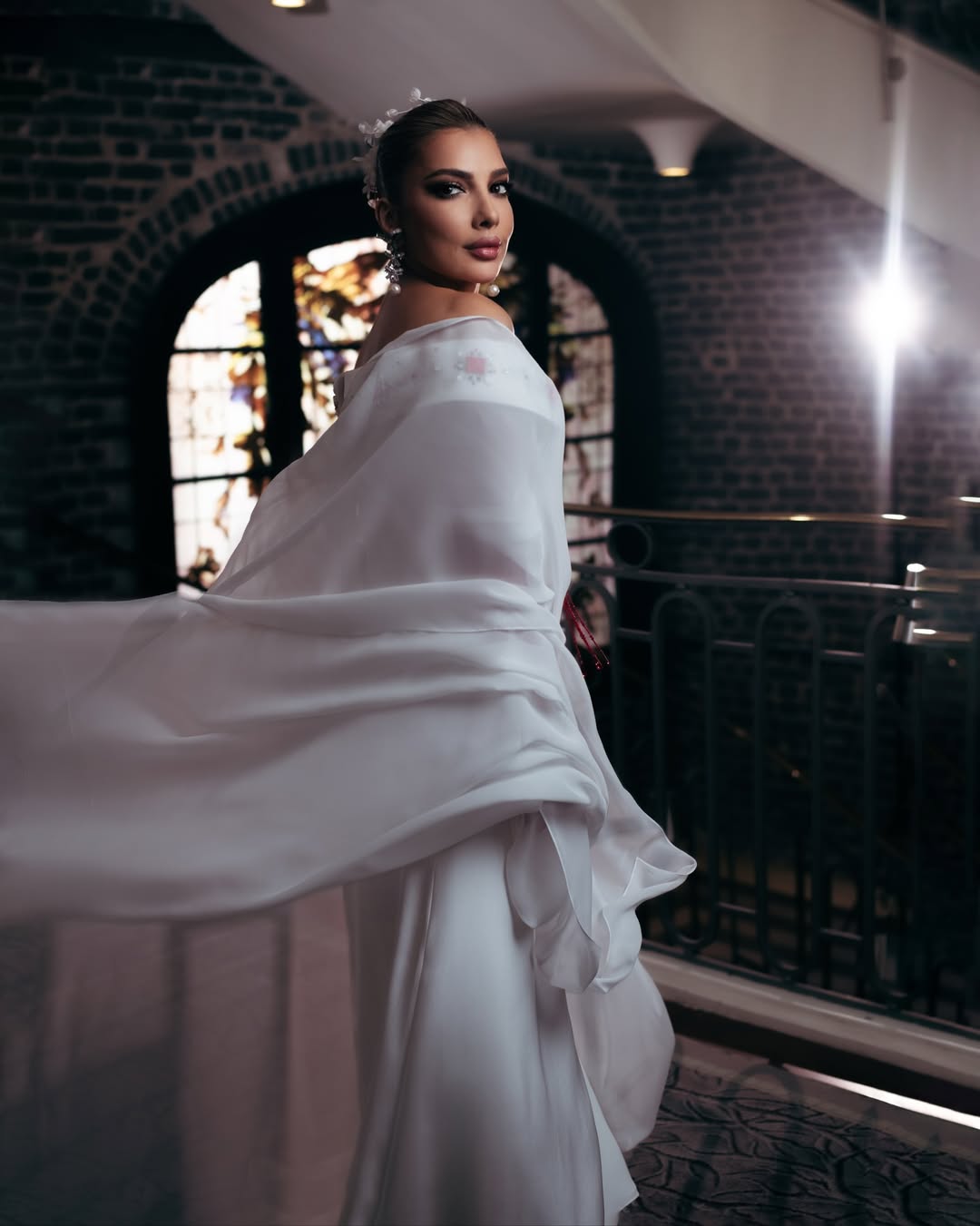 يتكوّن التصميم من قطعتين كورسيه وتنورة باللون الأبيض ‏مع الشراشيب مستوحاة من الطربوش السوري