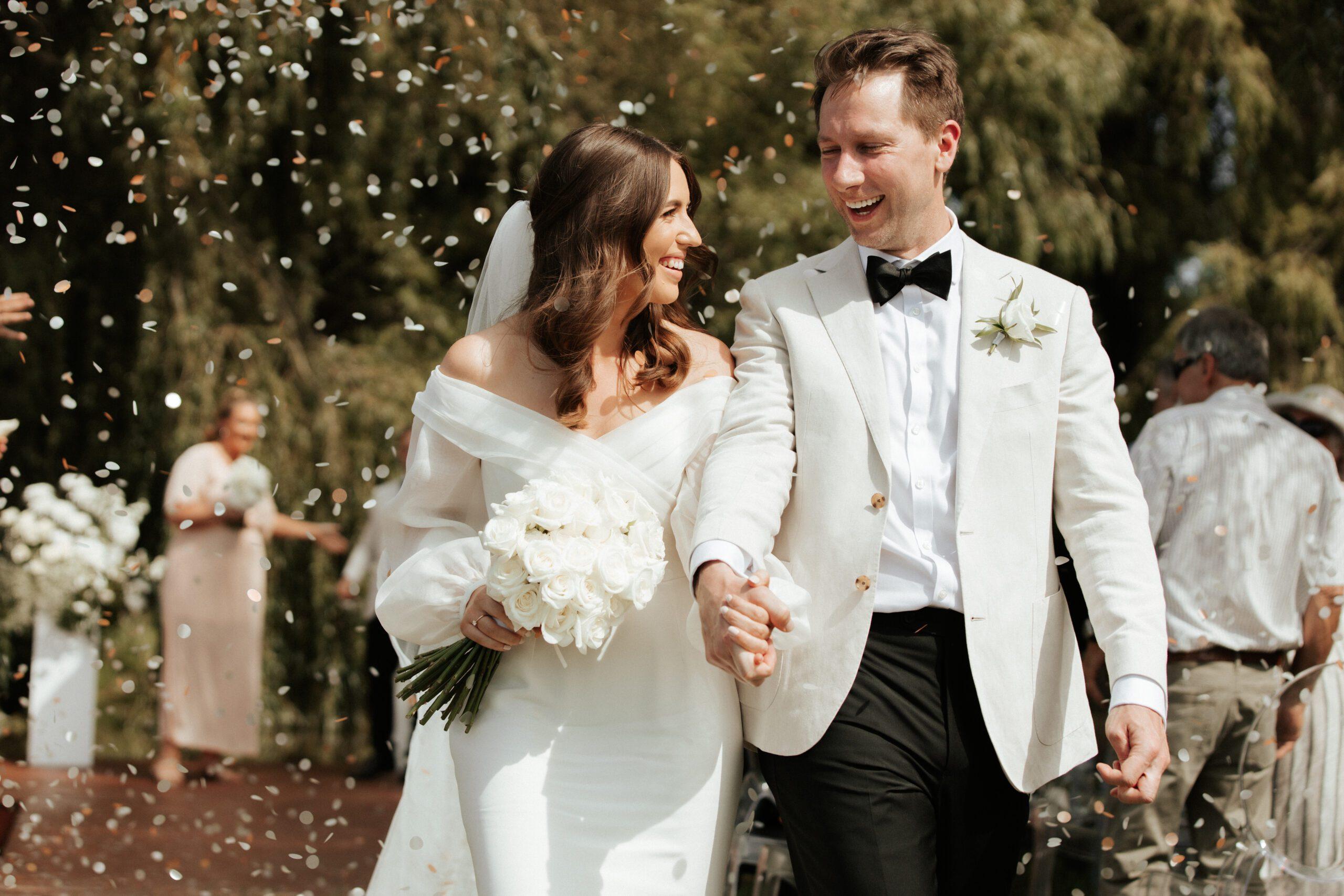 أفكار رائعة لإضافة لمسات شخصية مميزة لإطلالات زفاف العروسين