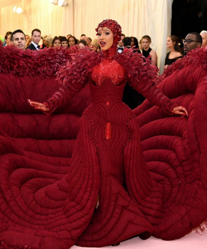 المصمّمون السعوديون الذين يتحدثون لغة Cardi B في الموضة