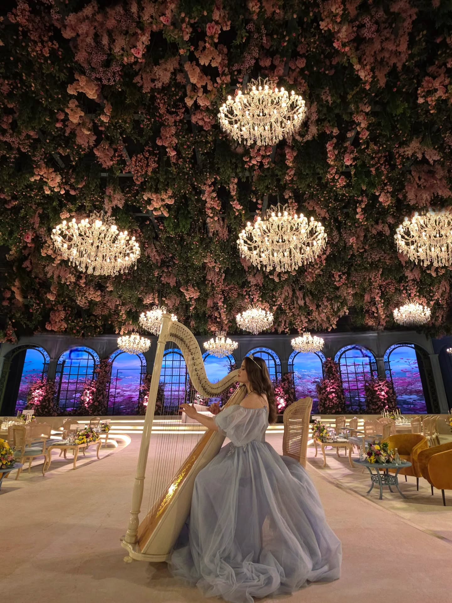 brillianceweddingsالورود تتدلى من السقف من