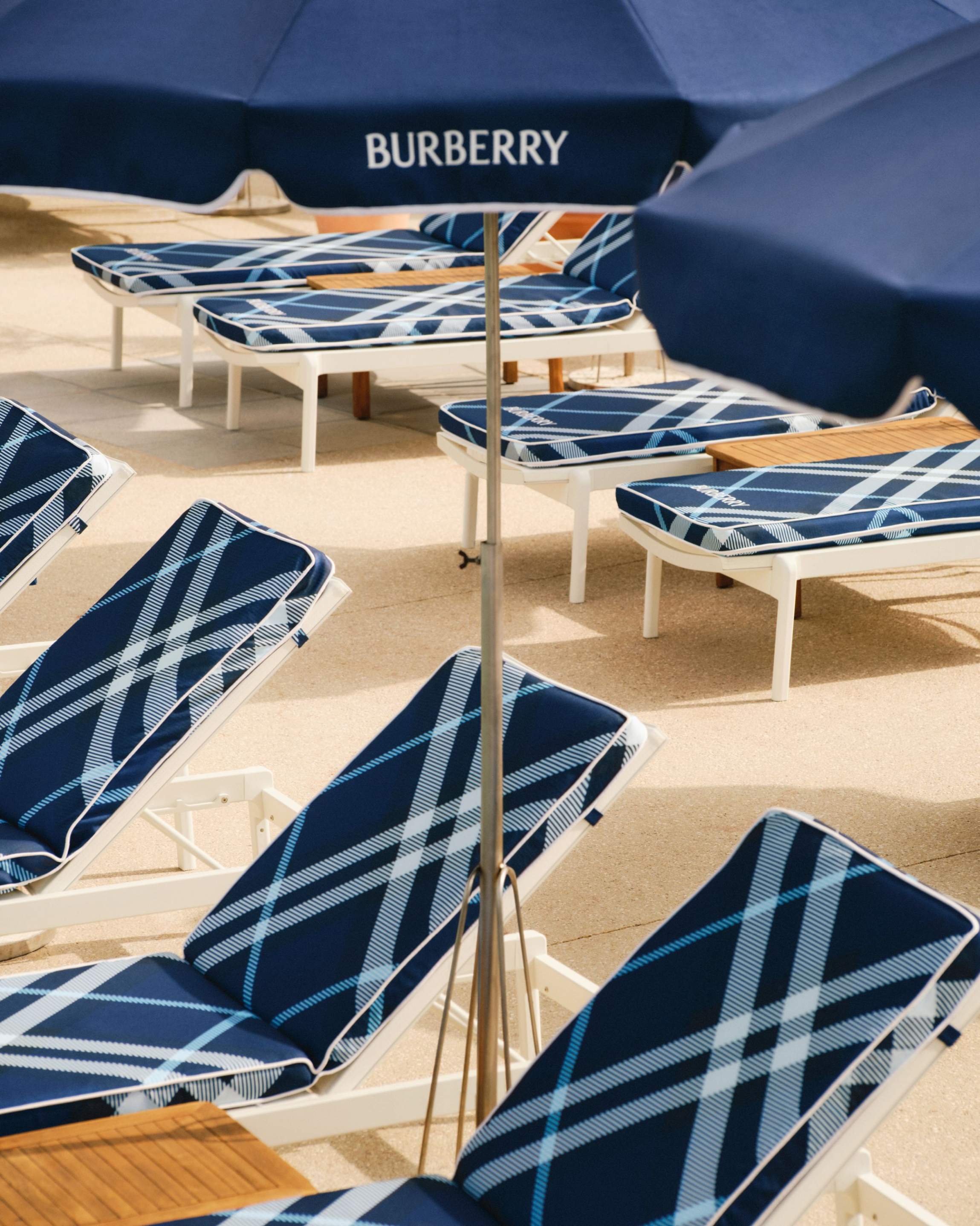 بربري Burberry تضفي سحرها البريطاني على Hôtel Belles Rives
