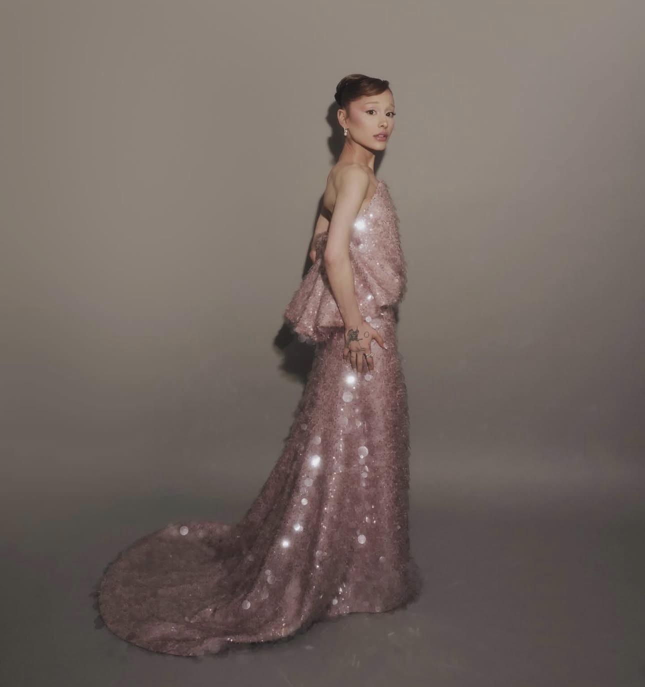 الممثلة Ariana Grande بتصميم خاص من Balenciaga. الصورة من حساب الفنانة على الانستقرام