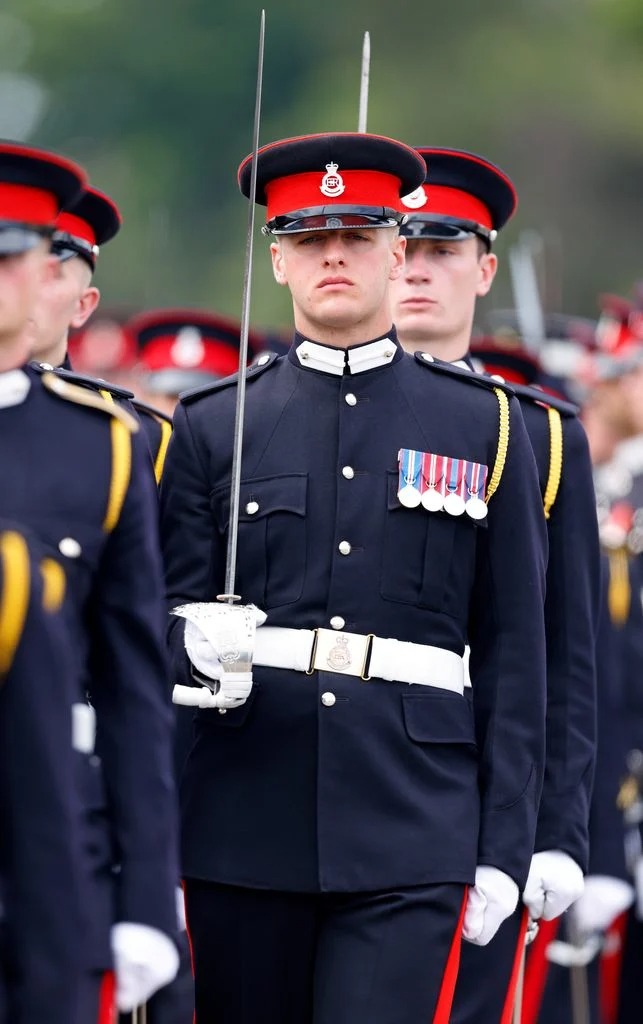 تخرج بنجاح من الأكاديمية العسكرية الملكية المرموقة في ساند هيرست