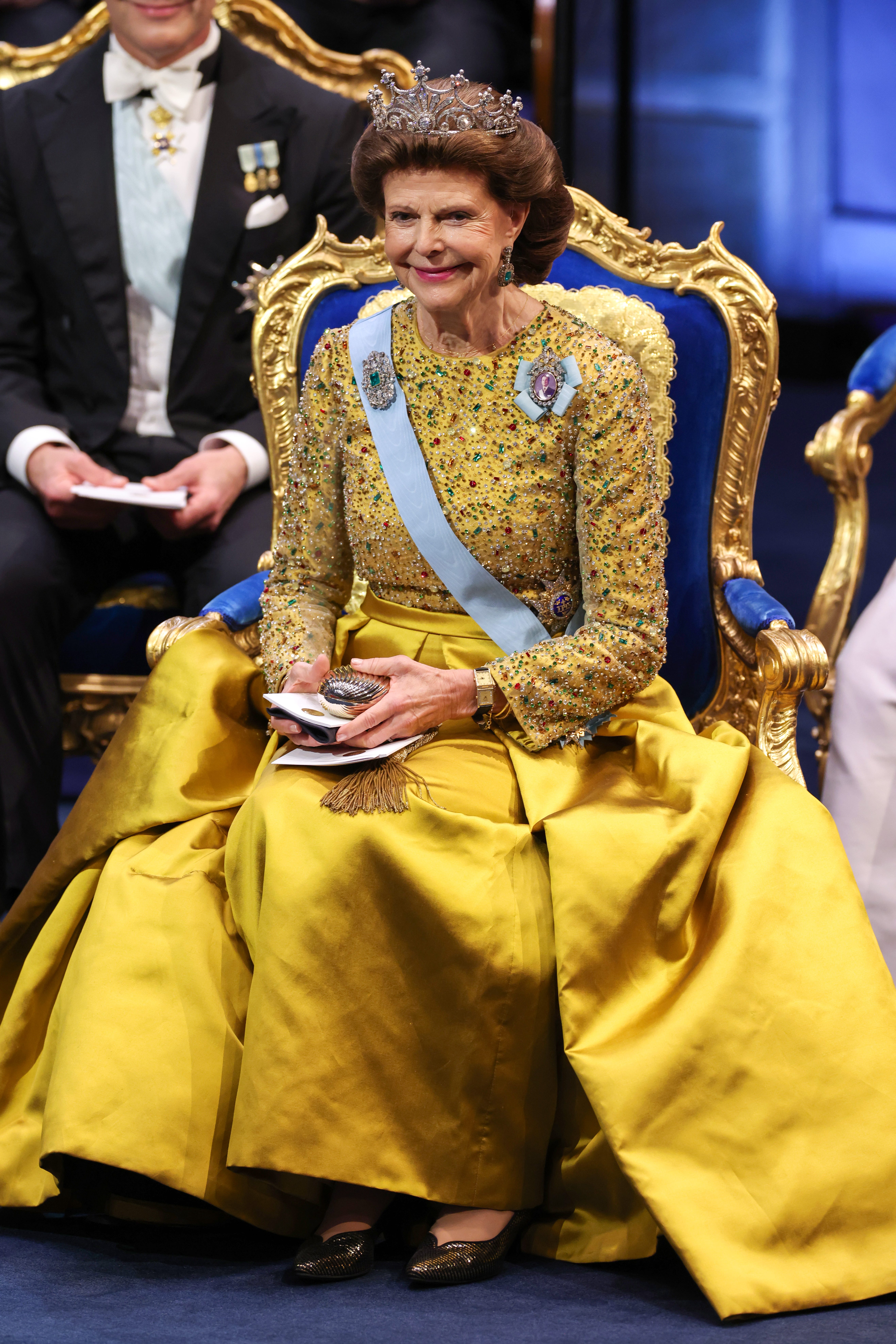 الملكة سيلفيا باللون الأصفر