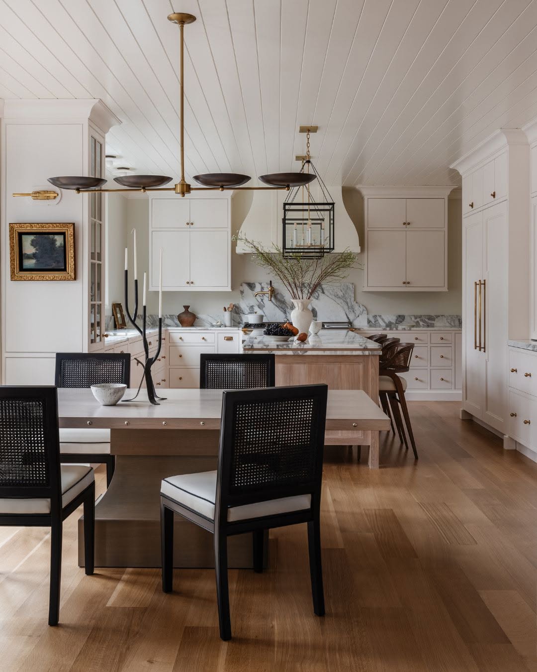 cloud dancer يجعل أي تصميم داخلي يبدو مرتبًا ومتوازنًا