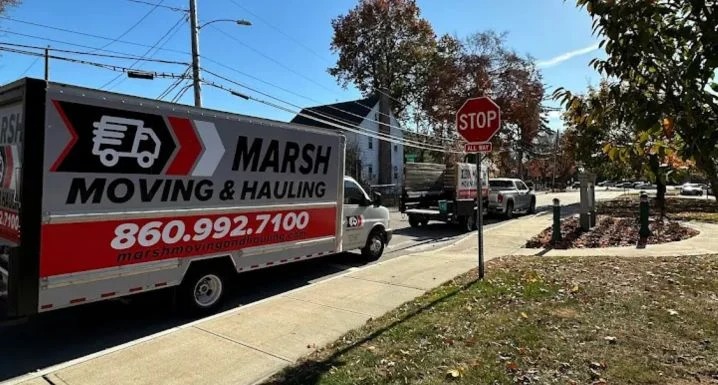 شهدت أروقة المزرعة حركة دؤوبة لشاحنات نقل الأثاث