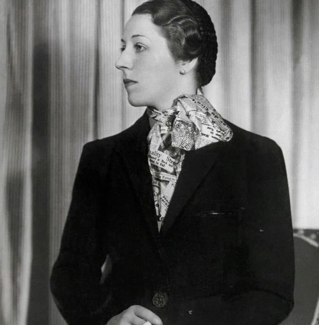 وشاح حريري بطبعة الجرائد من Schiaparelli, 1935 الصورة من حساب Schiaparelli.archive على الانستغرام