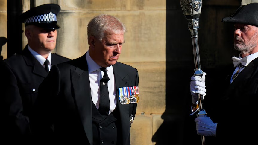 جرد الأمير أندرو من أدواره العسكرية الفخرية