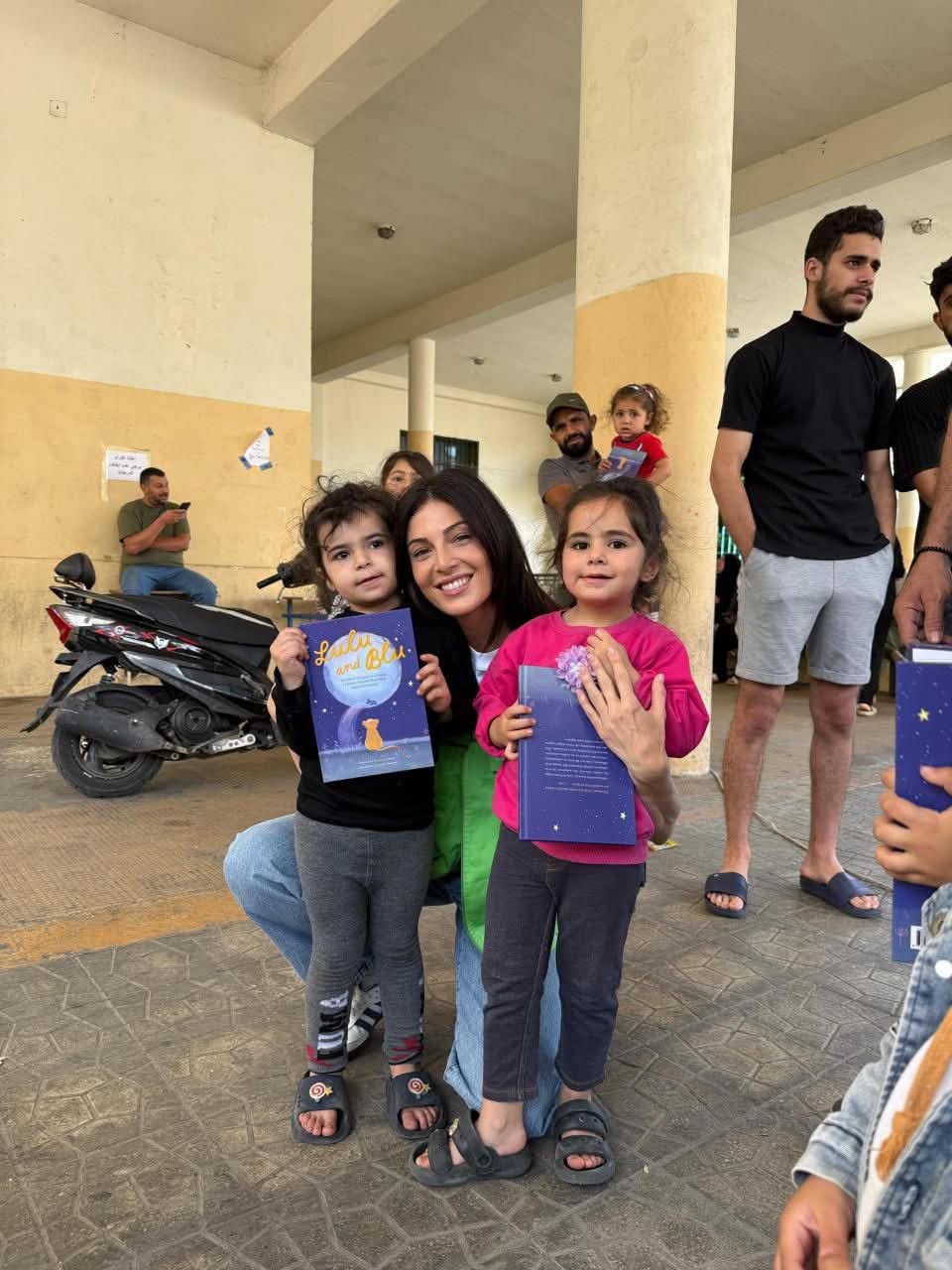 زيارة رزان جمال للأطفال لدعمهم نفسيا