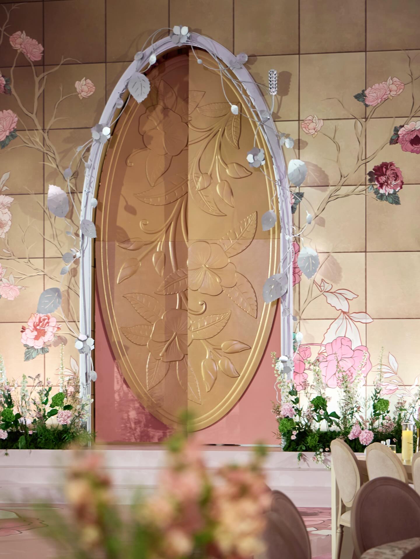 dconcept.sa الورود في زينة خلفية الكوشة من