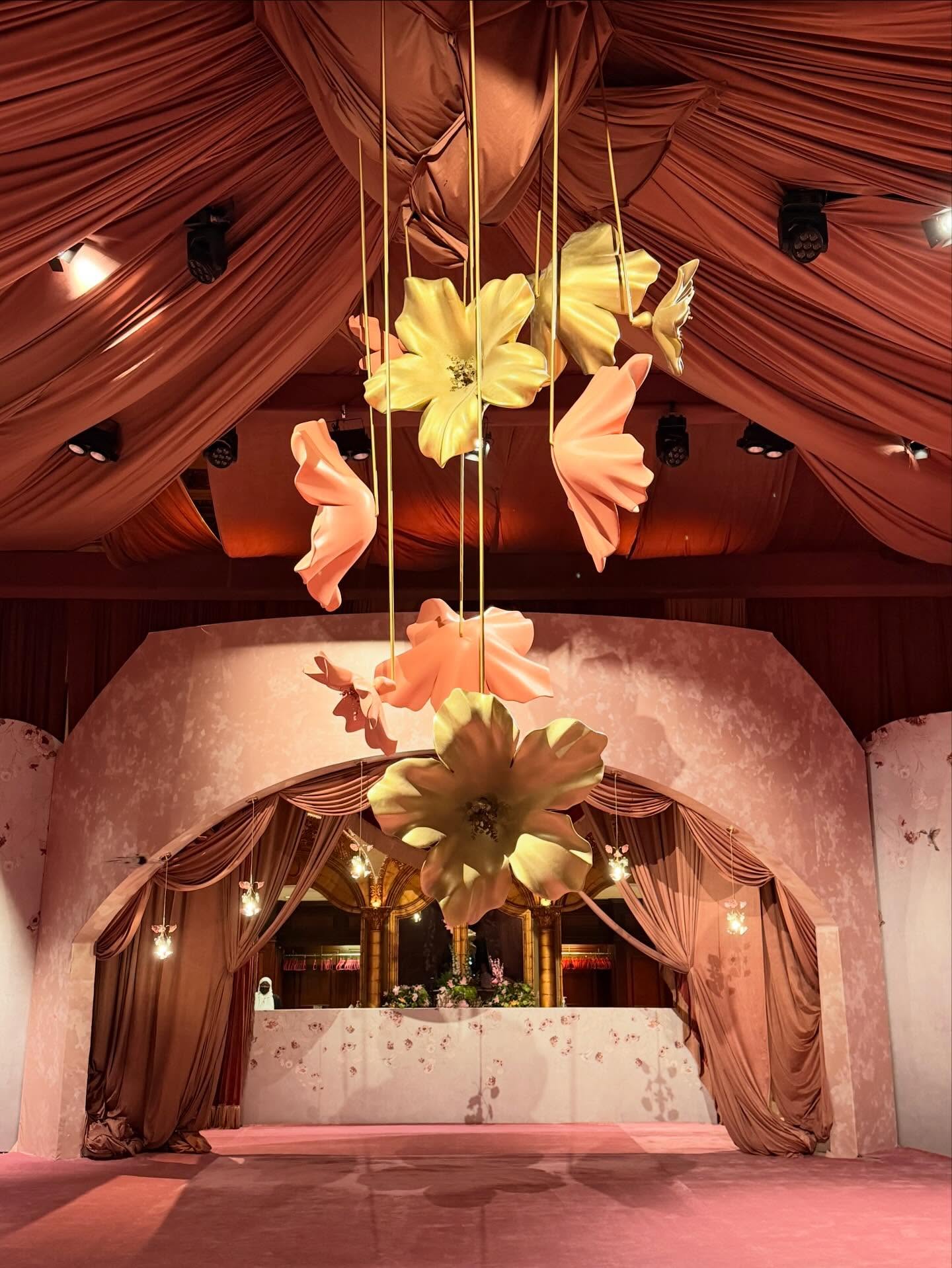 dconcept.saورود ضخمة تتدلى من السقف من تصميم