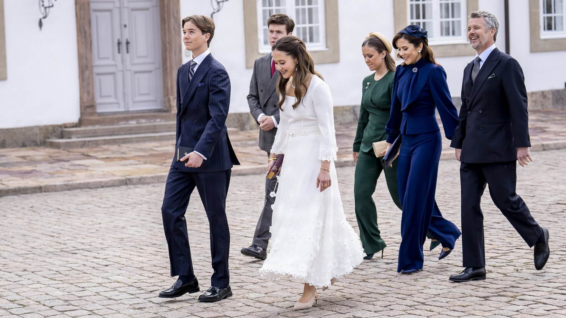 الملكة ماري في مراسم تثبيت توأمها