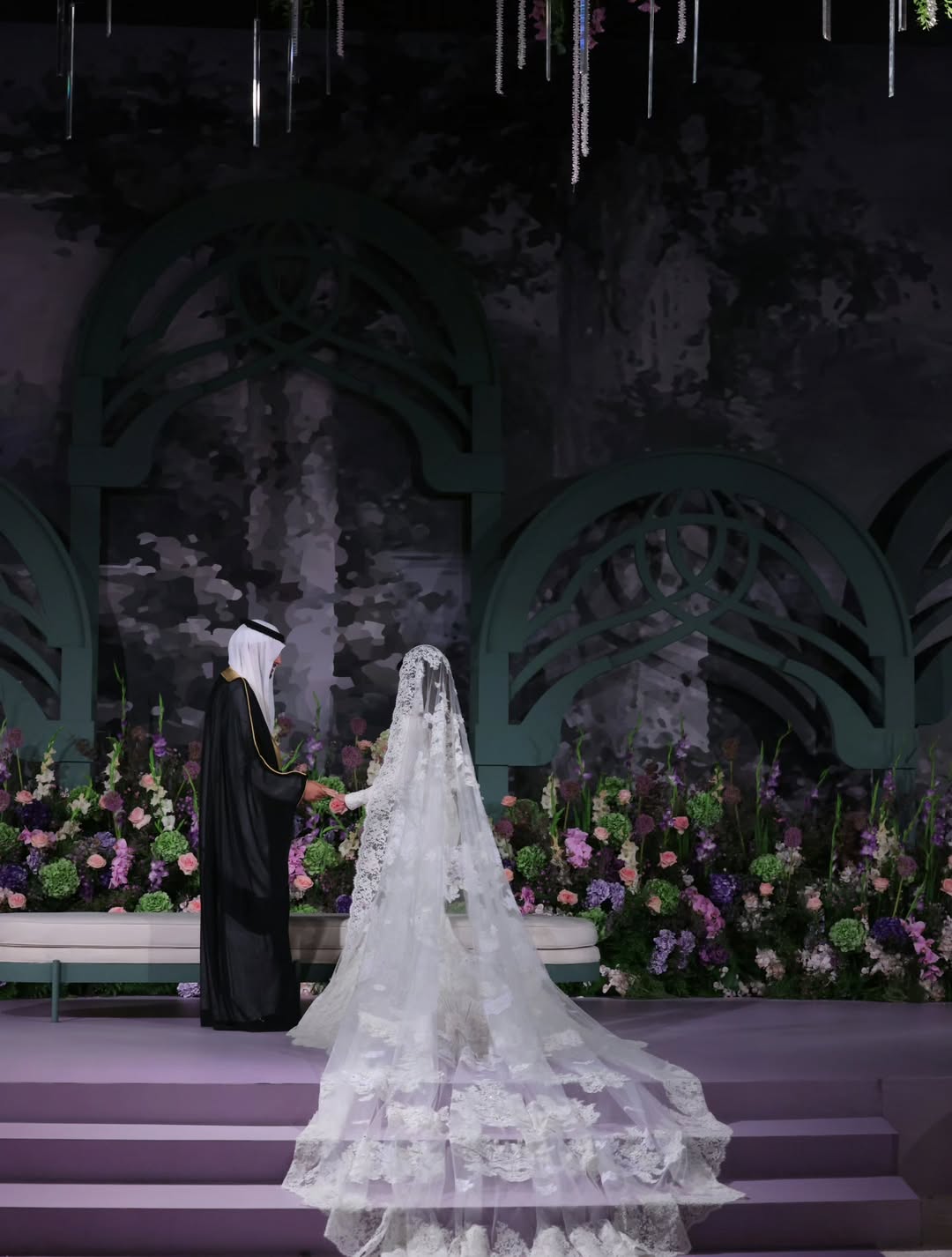 dolce & gabbanaتصميم فستان وطرحة من