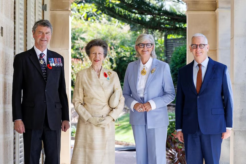 ترحيب رسمي وشعبي