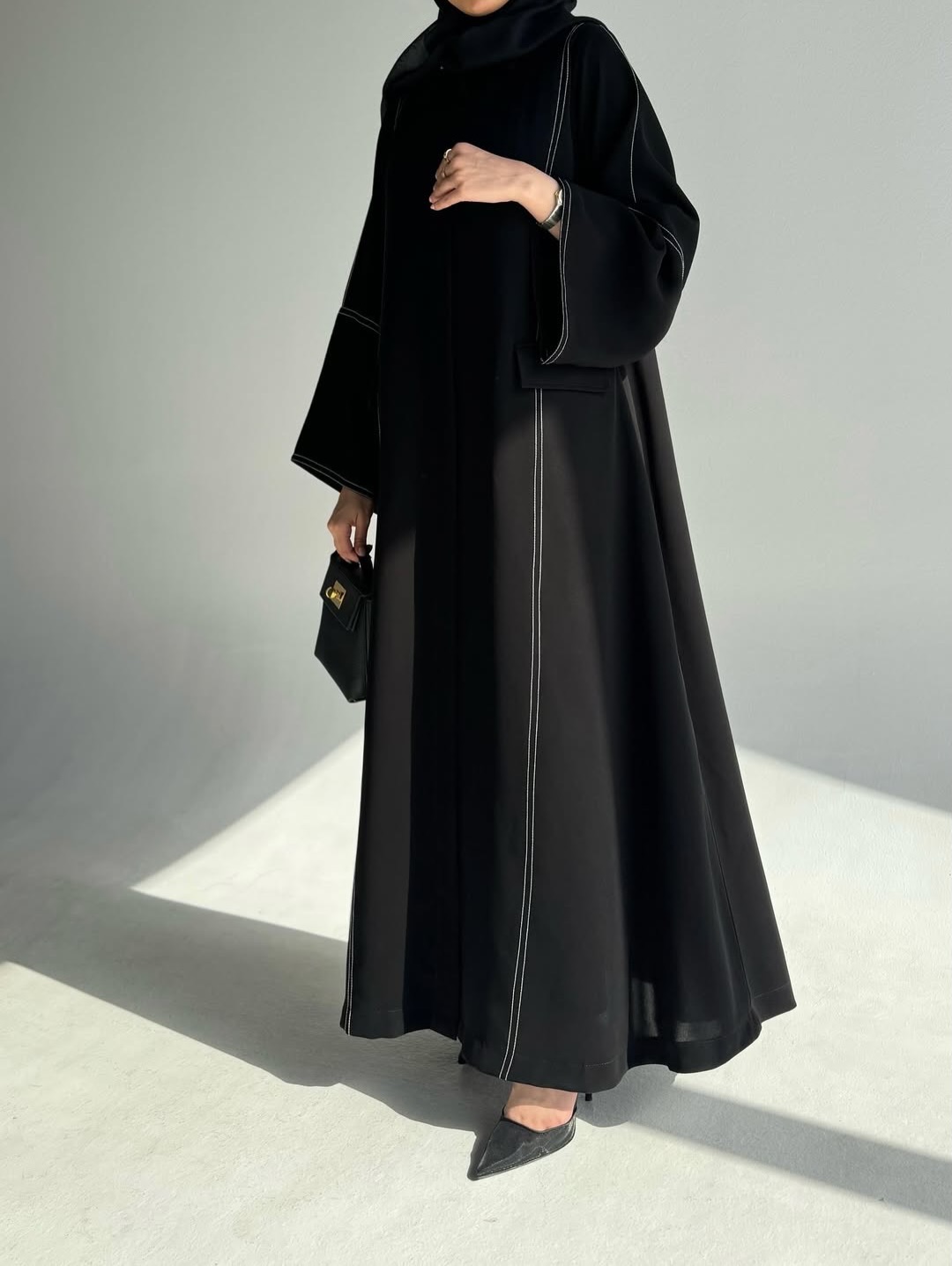 eleen_abayaaالعباءة السوداء الكلاسيكية من