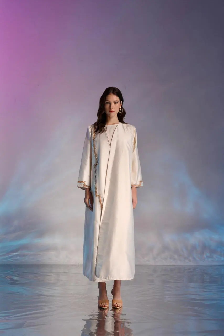 elnaline عباءة بيضاء مزينة بالخيوط الذهبية من