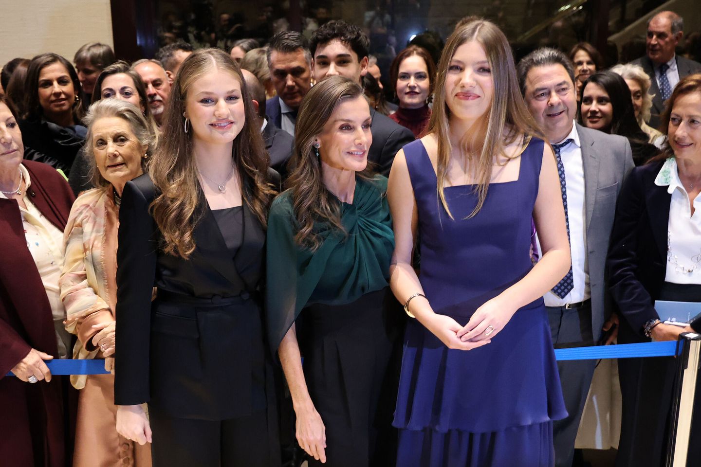 كم يبلغ طول الإنفانتا صوفيا مقارنة بوالدتها وشقيقتها
